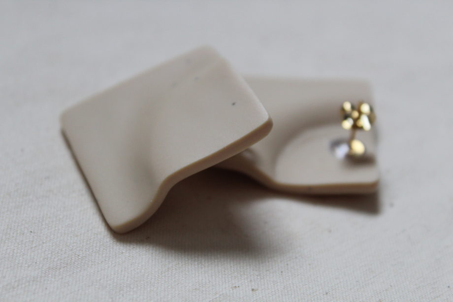 AnaÏs earrings natural white handmade by MadaM Schuster