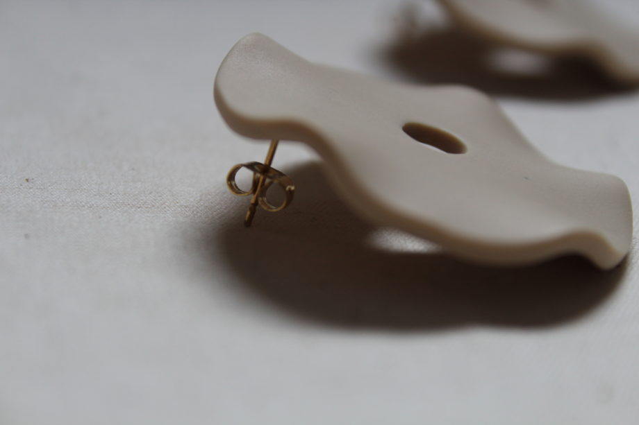 Handmade earrings Agapé natural white hand sculpted by MadaM Schuster – Zoom.JPG – Zoom post