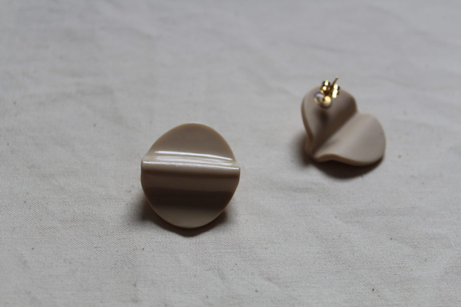 Handmade earrings Aglaïa natural white hand sculpted by MadaM Schuster – side by side and glossy – Upside down