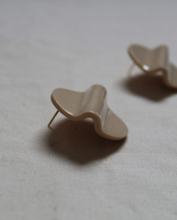 Handmade earrings Athéna natural white hand sculpted by MadaM Schuster